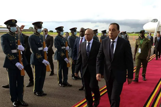 رئيس الوزراء المصري لدى وصوله مدينة عنتيبي الأوغندية (مجلس الوزراء المصري)