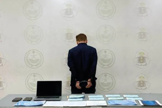 أحد المتورطين بالإعلان عن حملات الحج الوهمية بعد ضبطه في مكة المكرمة (الأمن العام)