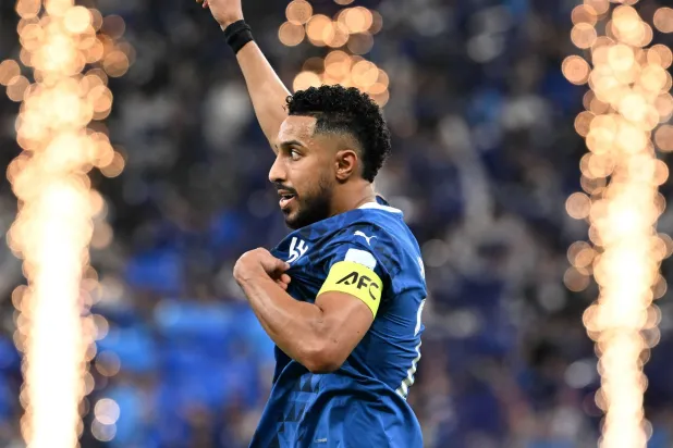 سالم الدوسري قاد فريقه للفوز الكبير وبلوغ نصف النهائي (تصوير: علي خمج)