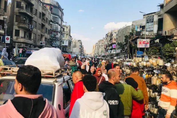 مصريون في أحد الأسواق بالقاهرة (الشرق الأوسط)