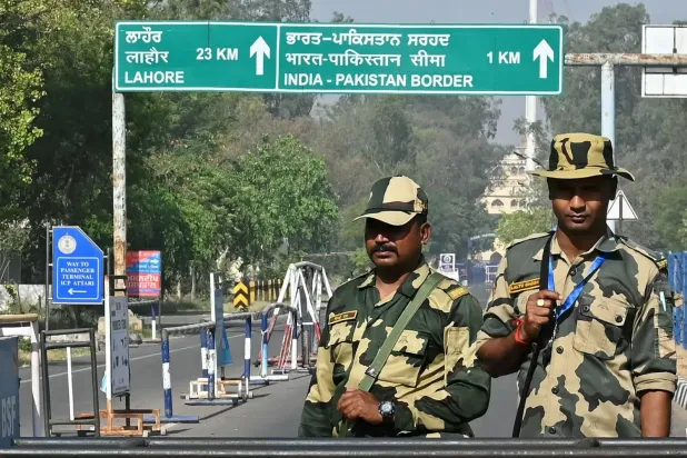 Hindistan Sınır Güvenlik Gücü'ne bağlı askerler, Hindistan ile Pakistan arasındaki Wagah sınır kapısında nöbet tutuyor (AFP)