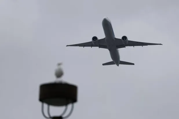 طائرة تُقلع من مطار سان فرنسيسكو الدولي في كاليفورنيا (أ.ف.ب)