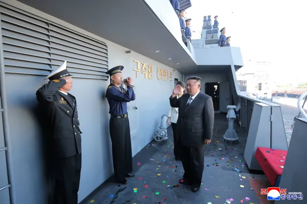 الزعيم الكوري الشمالي كيم جونغ أون برفقة ابنته كيم جو آي يحضران حفل إطلاق مدمرة متعددة الأغراض جديدة (رويترز)