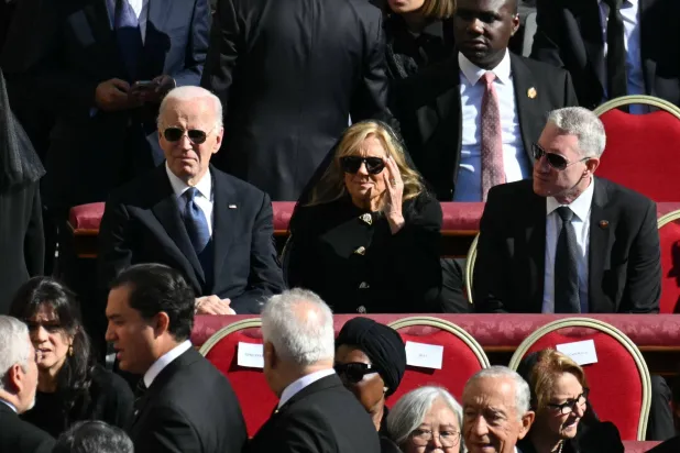 الرئيس الأميركي السابق جو بايدن (يسار) وزوجته جيل بايدن (وسط) يجلسان مع الحاضرين الآخرين قبل مراسم جنازة البابا الراحل فرانسيس في ساحة القديس بطرس في الفاتيكان (أ.ف.ب)