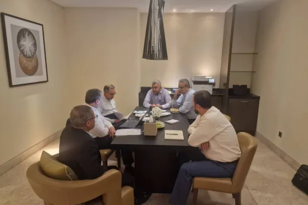 الفريق المفاوض الإيراني برئاسة عراقجي يعقد اجتماعاً ليلة أمس في مقر السفارة الإيرانية بمسقط (الخارجية الإيرانية)