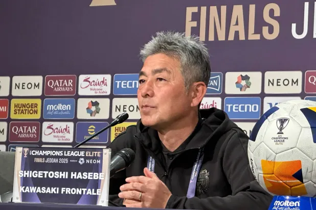شيكتوشي هاسيبي مدرب فريق كاواساكي فرونتال الياباني في المؤتمر الصحافي (الشرق الأوسط)