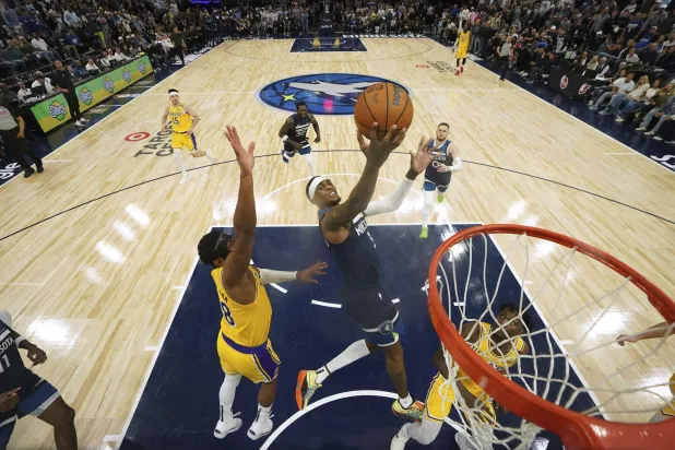 مينيسوتا انتزع فوزاً من أرض ليكرز في أول مباراتين (أ.ب)