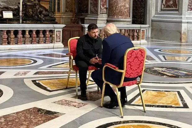 الرئيس الأميركي دونالد ترمب ونظيره الأوكراني فولوديمير زيلينسكي خلال لقائهما الأول في الفاتيكان (متداولة)