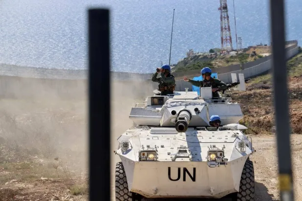 آلية لـ«اليونيفيل» تسير بمحاذاة الخط الأزرق الحدودي بين لبنان وإسرائيل خلال دورية (اليونيفيل)