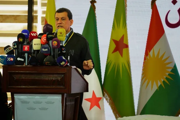 قائد «قسد» مظلوم عبدي يلقي كلمته في المؤتمر الكردي بالقامشلي السبت (الشرق الأوسط)