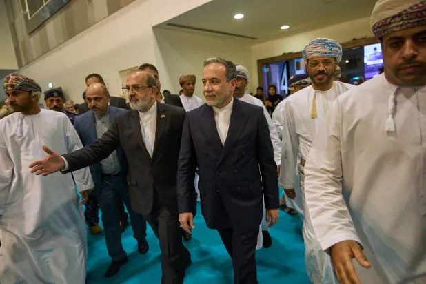 عراقجي يرافق نظيره العماني بدر البوسعيدي خلال جولة في معرض مسقط للكتاب أمس (أ.ب)