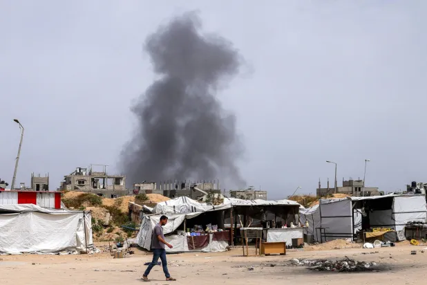 دخان يتصاعد جراء القصف الإسرائيلي على مبنى في بيت لاهيا شمال غزة (أ.ف.ب)