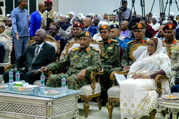 El-Burhan (ortada), 26 Nisan 2025'te Port Sudan'daki savaşta öldürülen ve yaralanan mağdurların ailelerine destek amaçlı bir girişimin açılışına katıldı. (AFP)