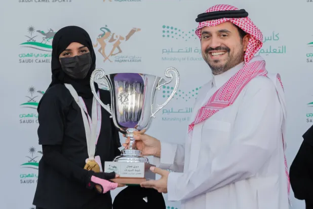 الأمير فهد بن جلوي لدى تتويج الهجانة عبير حكمي بالكأس (الشرق الأوسط)