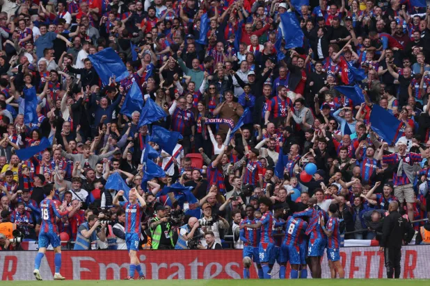 صنع سار الهدف الأول لإيزي قبل أن يسجل الهدفين الثاني والثالث (رويترز)