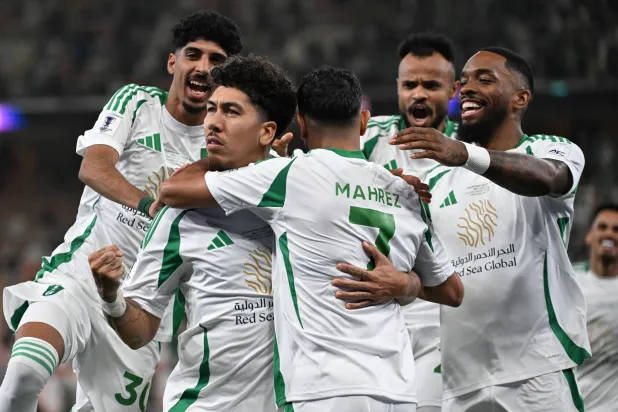 فرحة أهلاوية بالهدف الثالث (تصوير: علي خمج)