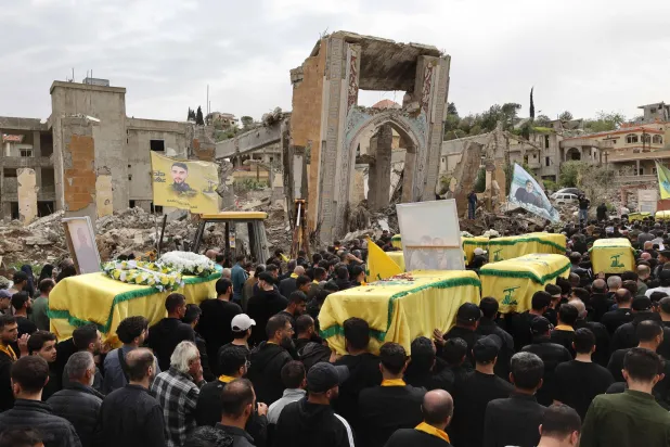 مناصرون لـ«حزب الله» يشاركون في تشييع مقاتلين ببلدة الطيبة جنوب لبنان يوم 6 أبريل (أ.ف.ب)
