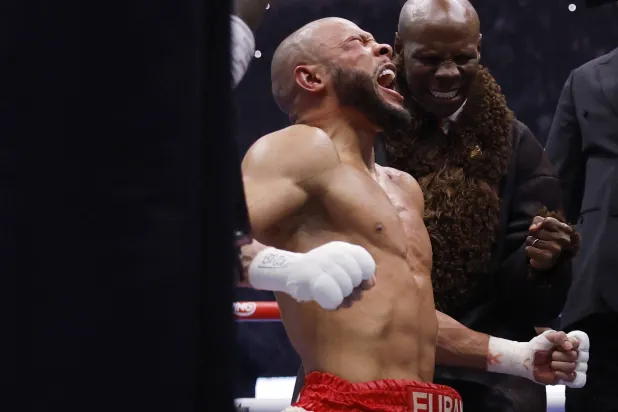 يوبانك جونيور محتفلا بفوزه في النزال (رويترز)