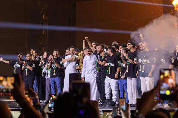 فريق فالكونز السعودي لدى تتويجه بطلا لكأس العالم للرياضات الإلكترونية (الشرق الأوسط)