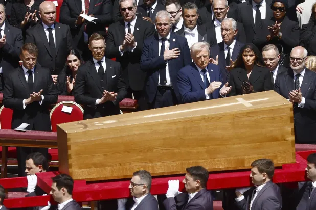 رؤساء بينهم الأميركي دونالد ترمب والفرنسي إيمانويل ماكرون خلال جنازة البابا فرنسيس في باحة الفاتيكان أمس (د.ب.أ)