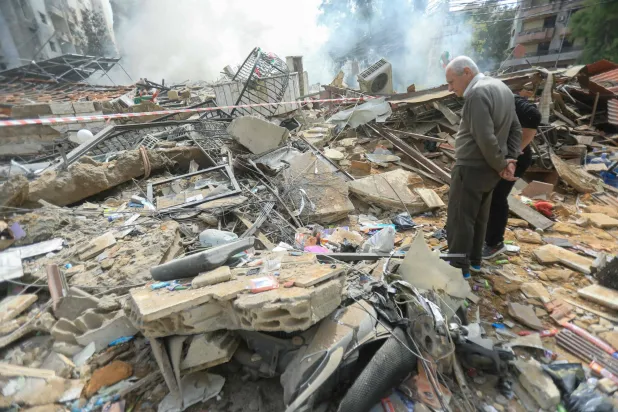 مواطن لبناني يتفقد أحد المواقع التي استُهدفت بقصف إسرائيلي في جنوب لبنان (أ.ف.ب)