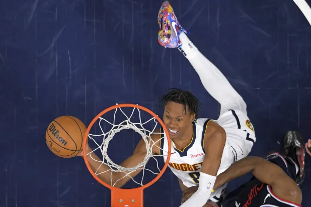 لاعب ناغتس بيتون واتسون يحاول تسديد الكرة في السلة (أ.ب)