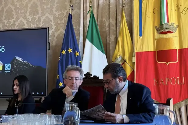 لقاء سابق للمنجد مع عمدة مدينة نابولي (منصة إكس)