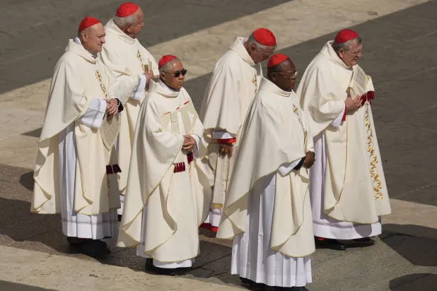 كرادلة يصلون للمشاركة في قداس على روح البابا فرنسيس بساحة القديس بطرس في الفاتيكان (أ.ب)