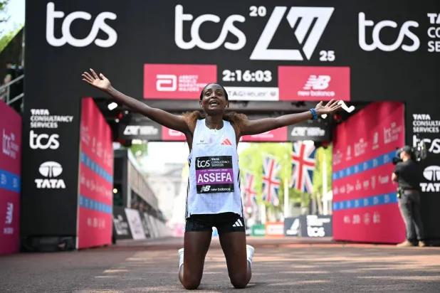 توجت الإثيوبية تيغست أسيفا بلقبها الأول في ماراثون لندن للسيدات (أ.ف.ب)