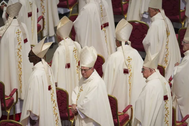 الكرادلة يغادرون بعد القداس الذي ترأسه وزير خارجية الفاتيكان، الكاردينال بييترو بارولين، في اليوم الثاني من تسعة أيام من الحداد على البابا الراحل فرانسيس في ساحة القديس بطرس (أ.ب)