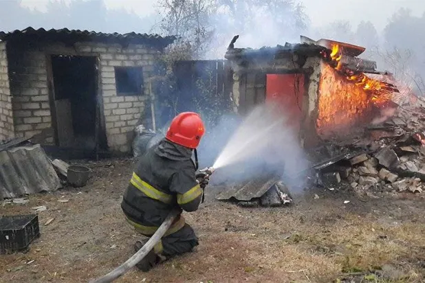 رجل يحاول السيطرة على حريق في الجزائر (أرشيفية - إ.ب.أ)