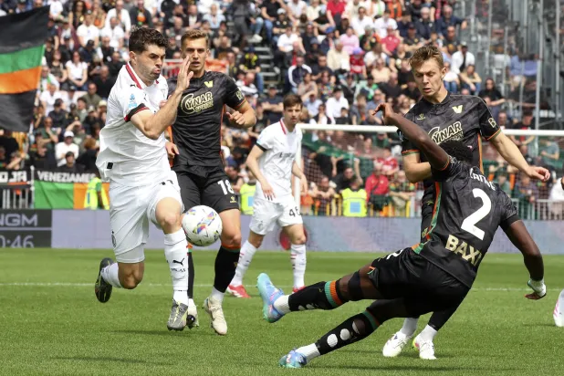 ميلان تابع صحوته وفاز على مضيفه فينيسيا بهدفين نظيفين (أ.ب)