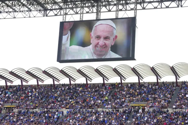 مشجعون وقفوا دقيقة صمت حداداً على البابا الراحل قبل مباراة كرة بين إنتر ميلان وروما في ملعب سان سيرو في ميلانو الأحد (أ.ب)