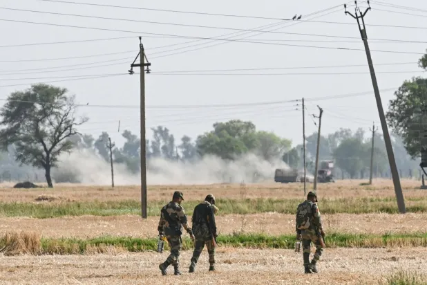 جنود من قوات تأمين الحدود الهندية قرب قرية بإقليم أمريتسار شمال غربي البلاد الأحد (أ.ف.ب)