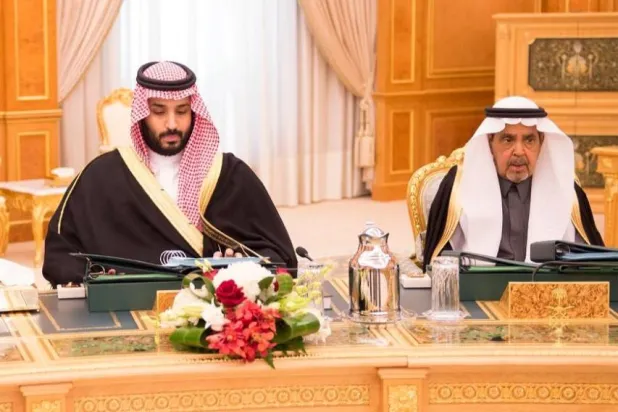 ولي العهد الأمير محمد بن سلمان مع الراحل مطلب النفيسة خلال جلسة سابقة لمجلس الوزراء
