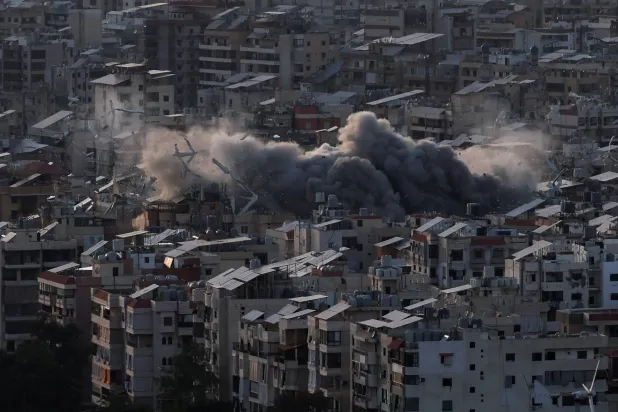 الدخان يتصاعد من المبنى المستهدف في الضاحية الجنوبية (رويترز)