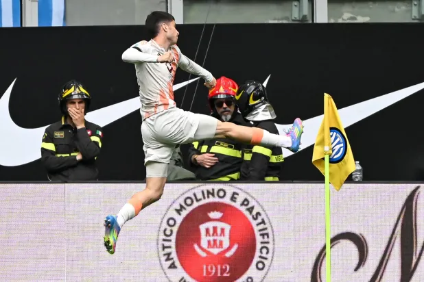 ماتياس سوله يحتفل بتسجيل هدف الانتصار على إنتر ميلان (أ.ف.ب)