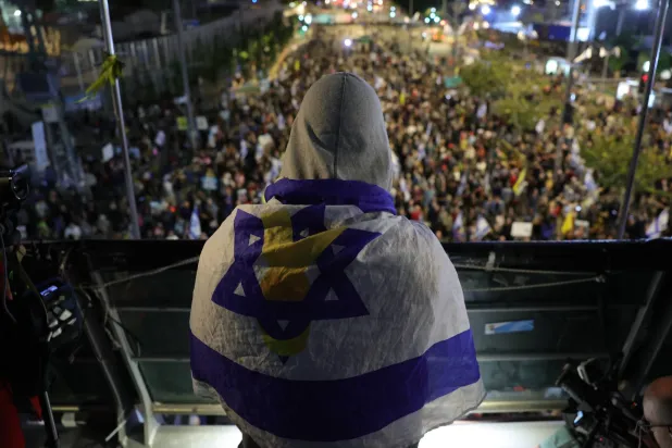 متظاهرون إسرائيليون في مسيرات مساء السبت بتل أبيب (إ.ب.أ)