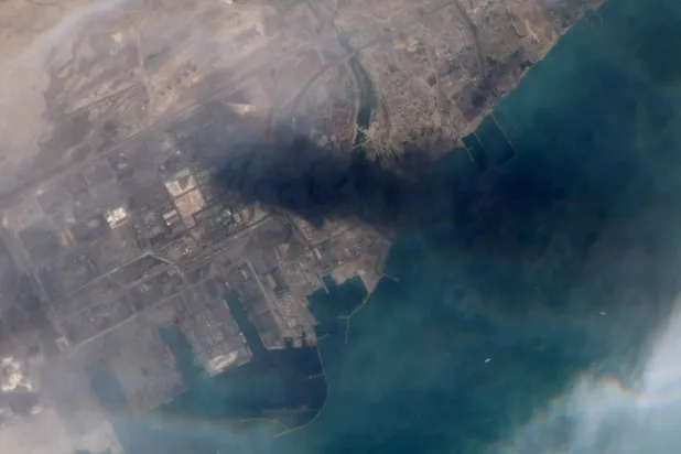 صورة فضائية من قمر «ماكسار» تُظهر تصاعد الدخان من الانفجار في رصيف «رجائي» بمنياء «بندر عباس» جنوب إيران (رويترز)