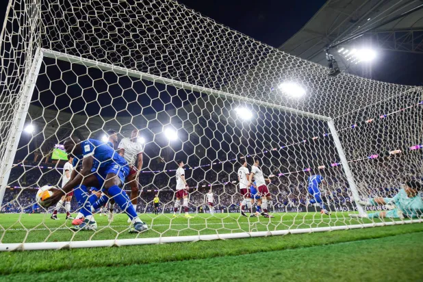 كانت الاهداف الهلالية تنهمر مثل المطر في شباك غوانغجو الكوري الجنوبي (محمد المانع)