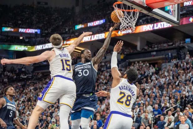 بات لوس أنجليس ليكرز على مشارف الخروج من الأدوار الإقصائية (رويترز)