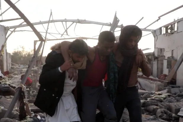 لقطة من فيديو بثّه إعلام تابع لجماعة «الحوثي» تُظهر نقل أحد المصابين جراء قصف مركز إيواء اللاجئين الأفارقة بصعدة (إ.ب.أ)