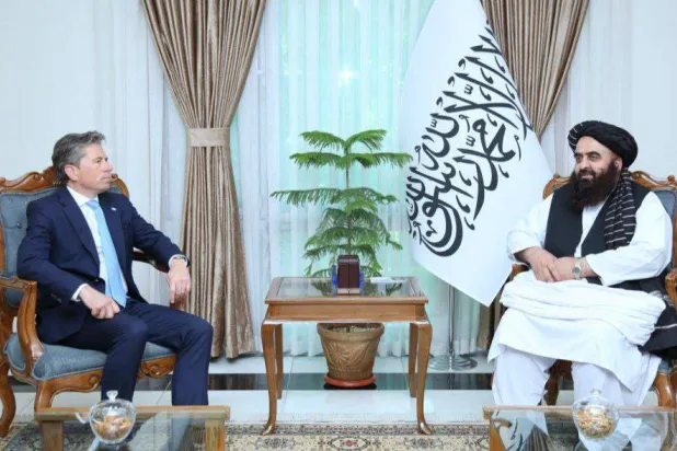 أمير خان متقي القائم بأعمال وزير خارجية جماعة «طالبان» الأفغانية خلال لقائه توم فليتشر رئيس مكتب تنسيق الشؤون الإنسانية بأفغانستان في كابل الأحد (الخارجية الأفغانية)