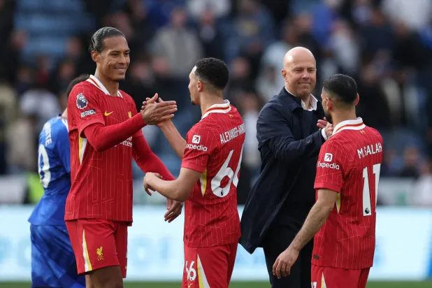 صلاح وسلوت كانا منسجمَيْن عبر أفكار الأخير ومهارة الأول في الملعب (رويترز)