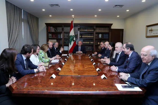 الرئيس اللبناني جوزيف عون خلال استقباله وفداً من مجلس الشيوخ الفرنسي (الرئاسة اللبنانية)