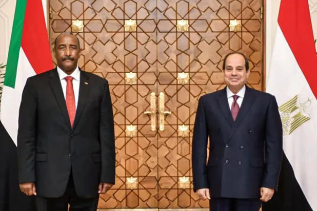 لقاء سابق بين الرئيس المصري عبد الفتاح السيسي (يمين) ورئيس مجلس السيادة السوداني عبد الفتاح البرهان (أ.ف.ب)
