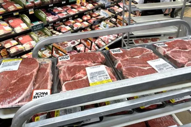 لحم البقر معروض للبيع في سوبر ماركت بولاية فيرجينيا الأميركية (أ.ب.ف)