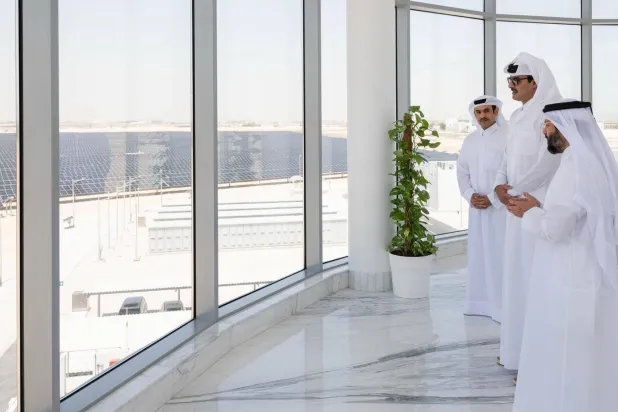 أمير قطر خلال افتتاحه محطتي «رأس لفان» و«مسيعيد» للطاقة الشمسية (إكس)