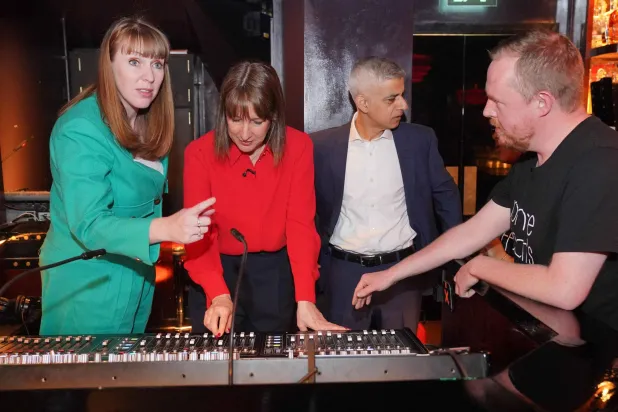 عمدة لندن صادق خان خلال إحدى الفعاليات (أ.ف.ب)