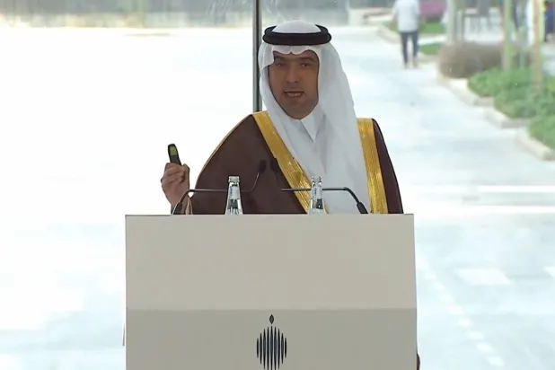 وزير البلديات والإسكان السعودي ماجد الحقيل متحدثاً في المؤتمر الصحافي (الشرق الأوسط)